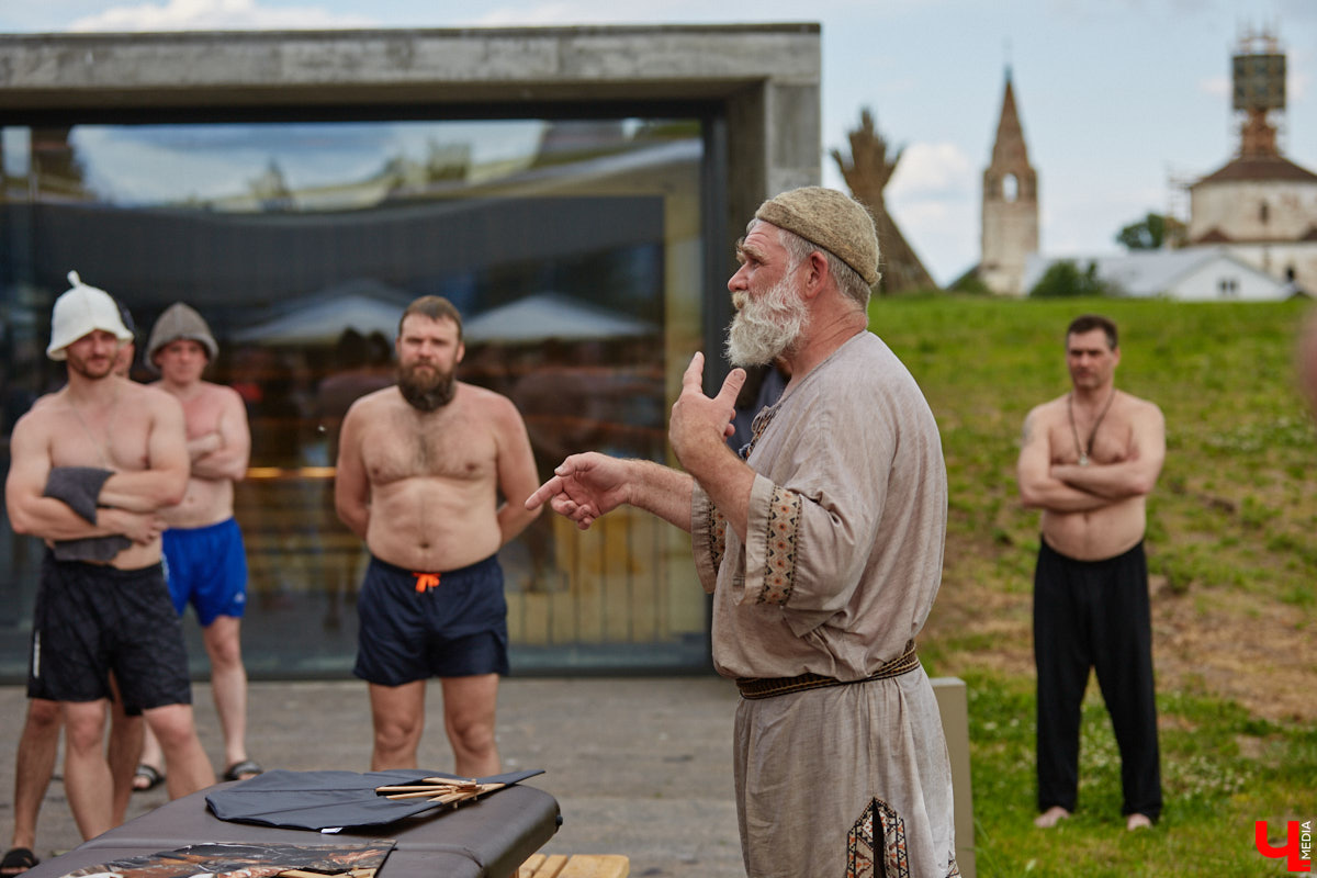 Лето — время брызг, движения и новых впечатлений. Все это предлагает в новом сезоне курорт «Суздаль АКВА». Вечеринки и анимационные программы, водные развлечения и спа-процедуры, мастер-классы с известными людьми. Кстати, в прошедшую субботу своими знаниями бесплатно делился признанный банный эксперт Иван Бояринцев! Он раскрыл гостям секреты индивидуального и коллективного парения.