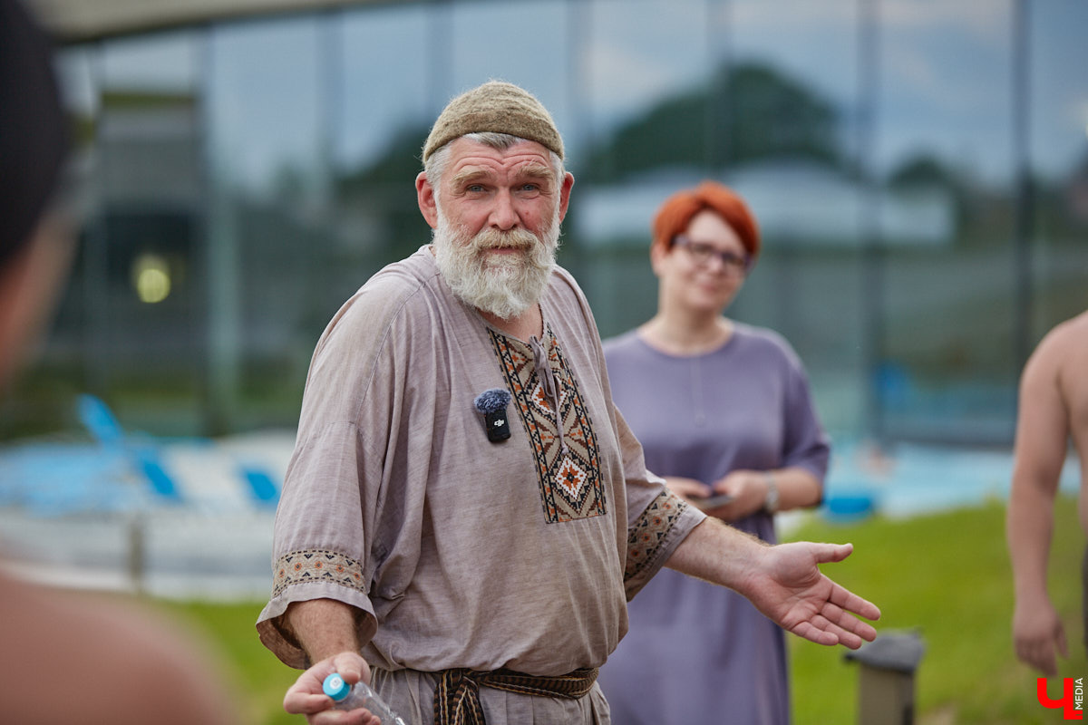 Лето — время брызг, движения и новых впечатлений. Все это предлагает в новом сезоне курорт «Суздаль АКВА». Вечеринки и анимационные программы, водные развлечения и спа-процедуры, мастер-классы с известными людьми. Кстати, в прошедшую субботу своими знаниями бесплатно делился признанный банный эксперт Иван Бояринцев! Он раскрыл гостям секреты индивидуального и коллективного парения.
