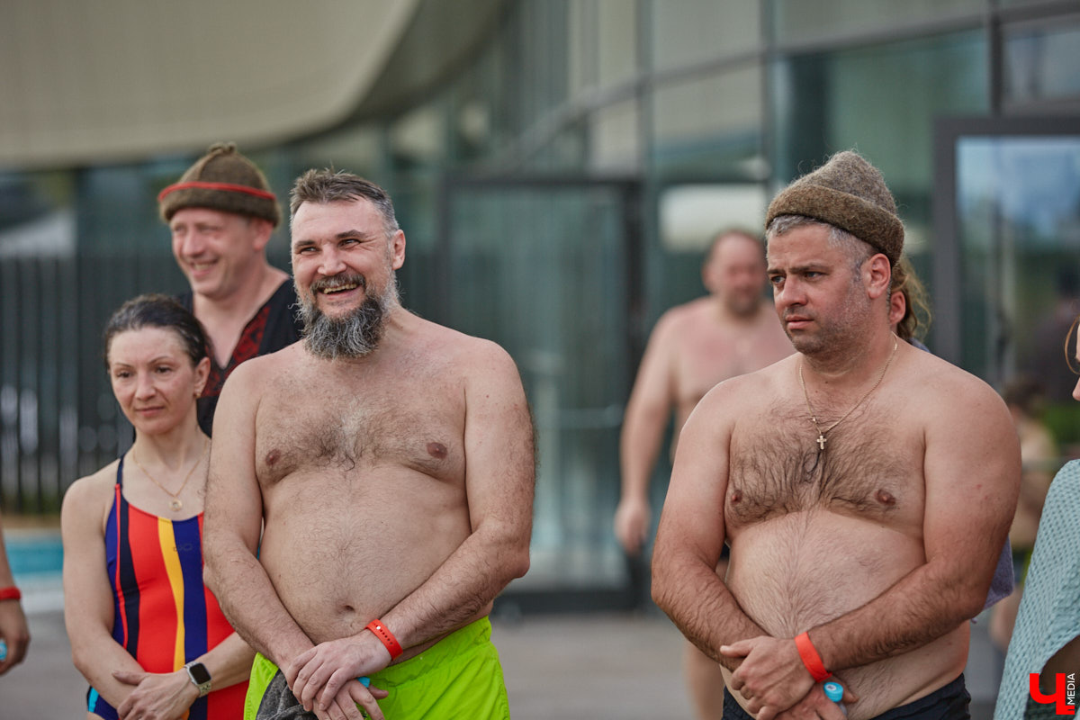 Лето — время брызг, движения и новых впечатлений. Все это предлагает в новом сезоне курорт «Суздаль АКВА». Вечеринки и анимационные программы, водные развлечения и спа-процедуры, мастер-классы с известными людьми. Кстати, в прошедшую субботу своими знаниями бесплатно делился признанный банный эксперт Иван Бояринцев! Он раскрыл гостям секреты индивидуального и коллективного парения.