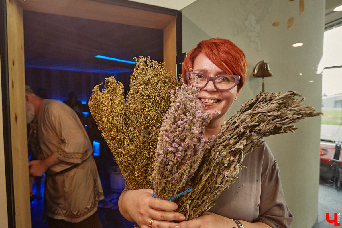 Лето — время брызг, движения и новых впечатлений. Все это предлагает в новом сезоне курорт «Суздаль АКВА». Вечеринки и анимационные программы, водные развлечения и спа-процедуры, мастер-классы с известными людьми. Кстати, в прошедшую субботу своими знаниями бесплатно делился признанный банный эксперт Иван Бояринцев! Он раскрыл гостям секреты индивидуального и коллективного парения.