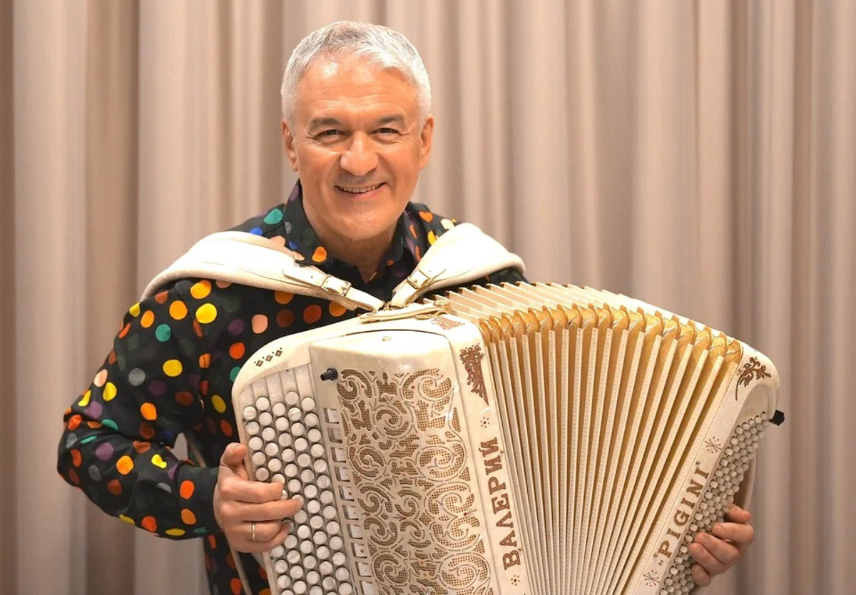 Владимир с головой накрывает мощная музыкальная волна, причем с налетом ретро! Группа «Нэнси» подарит ностальгический вечер, спев хиты, которые зрители знают наизусть, а «Акула» и группа Demo зажгут танцпол как в нулевые.