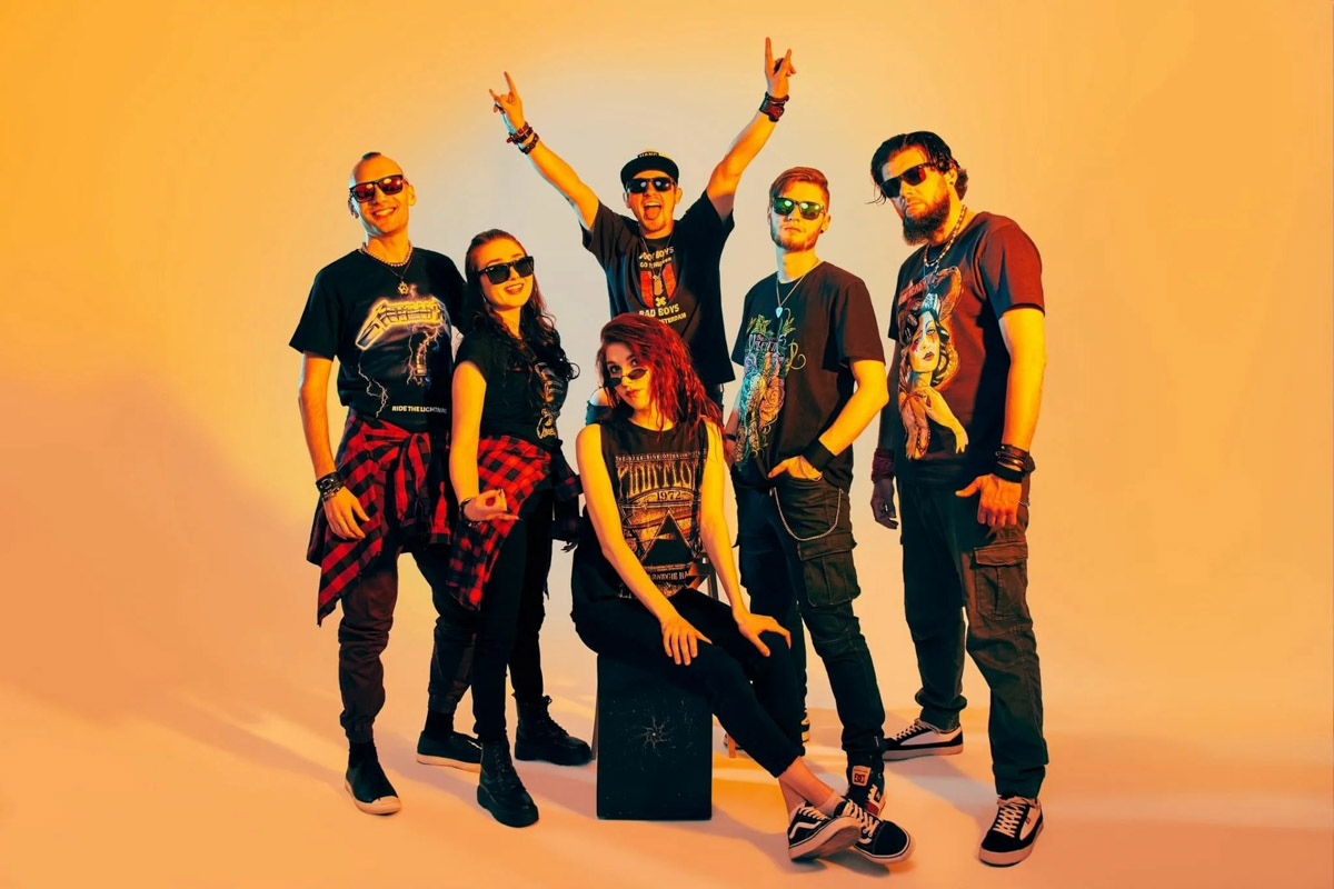 Владимир с головой накрывает мощная музыкальная волна, причем с налетом ретро! Группа «Нэнси» подарит ностальгический вечер, спев хиты, которые зрители знают наизусть, а «Акула» и группа Demo зажгут танцпол как в нулевые.