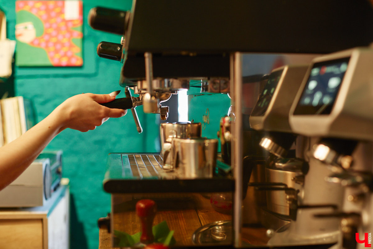 В жару приятно отдыхать на водоемах и лакомиться любимым мороженым, а вовсе не сидеть в душном офисе или париться на производстве. Однако есть законная возможность оказаться дома раньше обычного и не мучиться от духоты. Записывайте рецепт.
