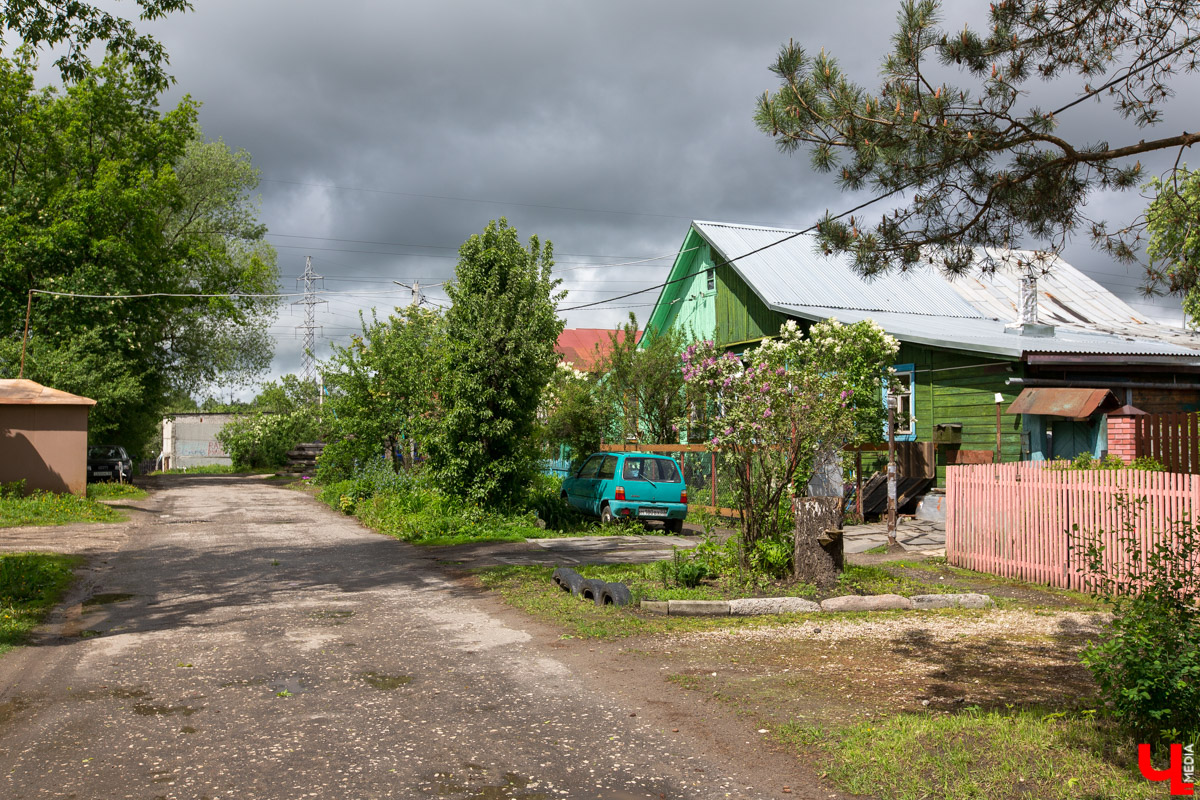 Обескураживающая жара вперемешку с мощнейшим ураганом, а потом +15 на термометре. И все это с разницей в неделю. Июнь по-настоящему удивляет! Но не всегда в позитивном ключе. Вот и к предстоящему праздничному уикенду синоптикам порадовать нас нечем.