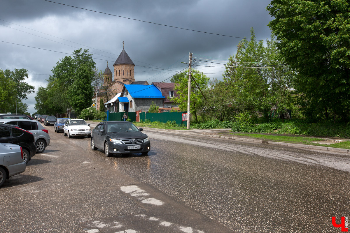 Обескураживающая жара вперемешку с мощнейшим ураганом, а потом +15 на термометре. И все это с разницей в неделю. Июнь по-настоящему удивляет! Но не всегда в позитивном ключе. Вот и к предстоящему праздничному уикенду синоптикам порадовать нас нечем.