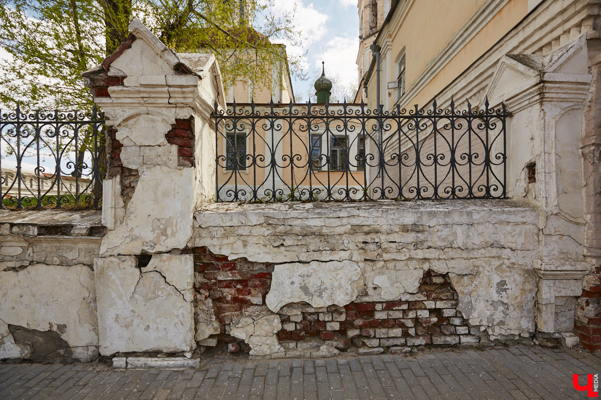 Лихорадкой повсеместного «озаборивания» Владимир кое-как переболел. Железных барьеров стало меньше. Теперь стоит обратить внимание на исторических стражей города, покрытых ржавчиной и утративших былой лоск. Разбираемся, какие ограды давно нуждаются в реставрации.
