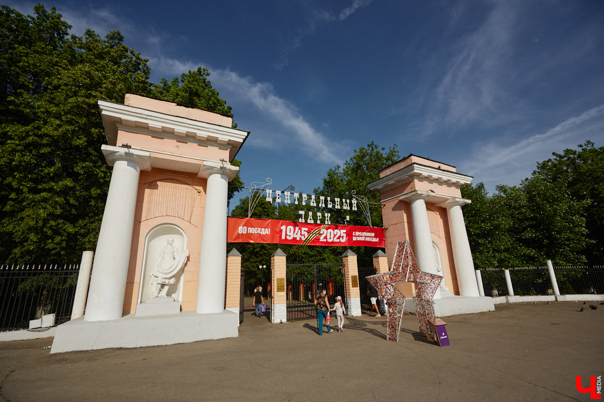 Лихорадкой повсеместного «озаборивания» Владимир кое-как переболел. Железных барьеров стало меньше. Теперь стоит обратить внимание на исторических стражей города, покрытых ржавчиной и утративших былой лоск. Разбираемся, какие ограды давно нуждаются в реставрации.