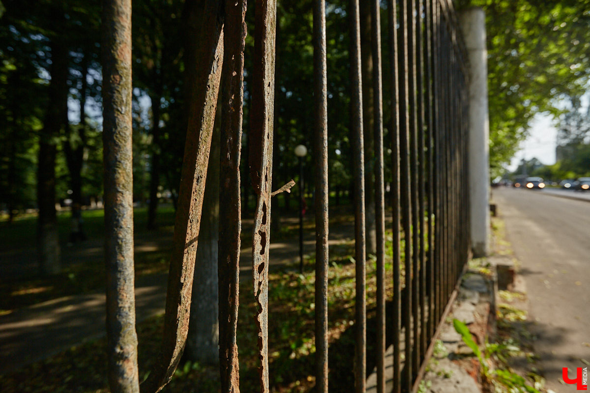 Лихорадкой повсеместного «озаборивания» Владимир кое-как переболел. Железных барьеров стало меньше. Теперь стоит обратить внимание на исторических стражей города, покрытых ржавчиной и утративших былой лоск. Разбираемся, какие ограды давно нуждаются в реставрации.