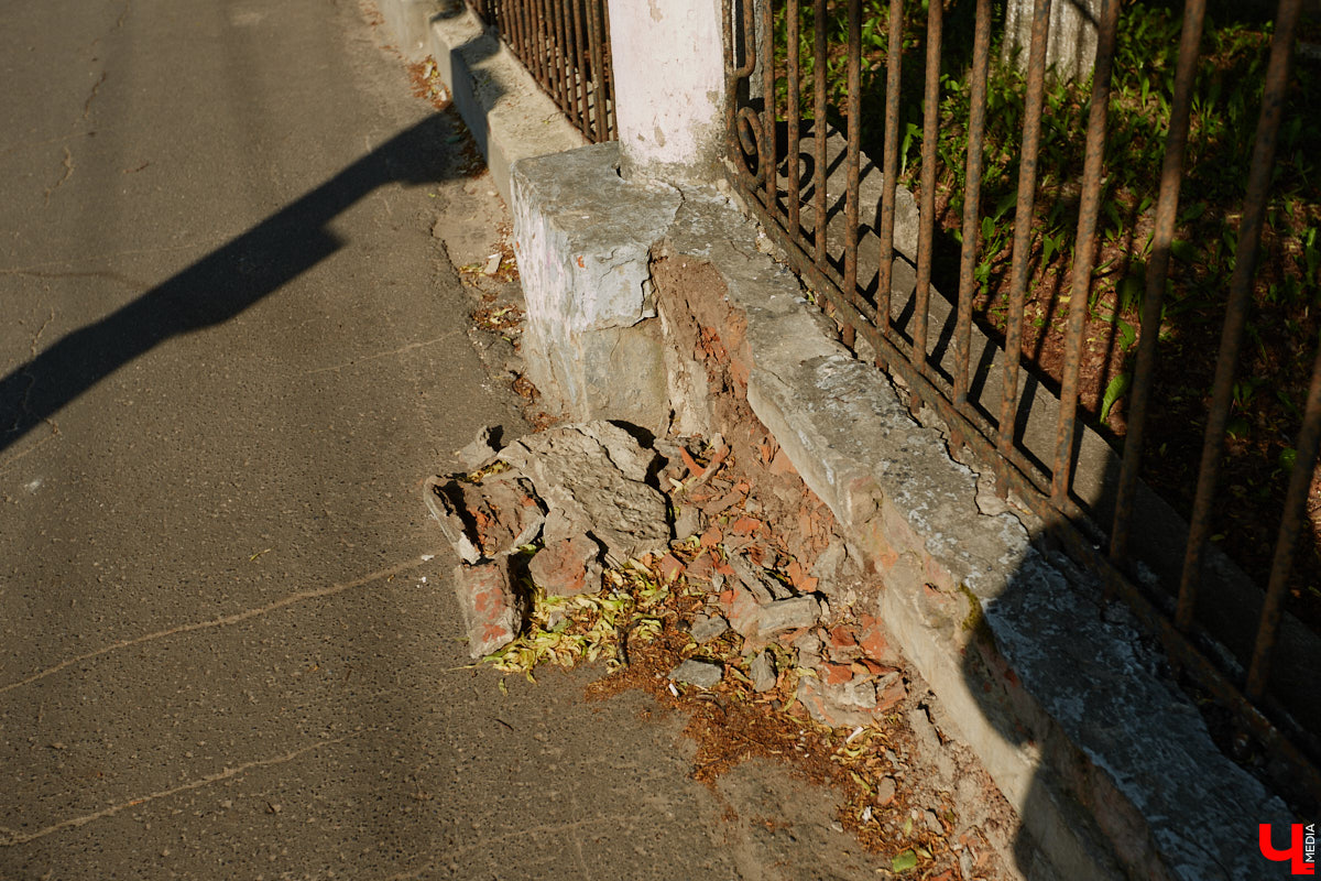 Лихорадкой повсеместного «озаборивания» Владимир кое-как переболел. Железных барьеров стало меньше. Теперь стоит обратить внимание на исторических стражей города, покрытых ржавчиной и утративших былой лоск. Разбираемся, какие ограды давно нуждаются в реставрации.