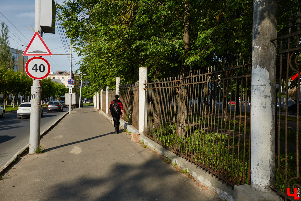 Лихорадкой повсеместного «озаборивания» Владимир кое-как переболел. Железных барьеров стало меньше. Теперь стоит обратить внимание на исторических стражей города, покрытых ржавчиной и утративших былой лоск. Разбираемся, какие ограды давно нуждаются в реставрации.