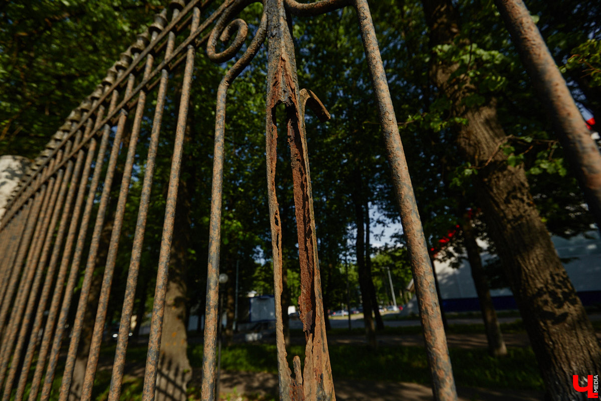 Лихорадкой повсеместного «озаборивания» Владимир кое-как переболел. Железных барьеров стало меньше. Теперь стоит обратить внимание на исторических стражей города, покрытых ржавчиной и утративших былой лоск. Разбираемся, какие ограды давно нуждаются в реставрации.