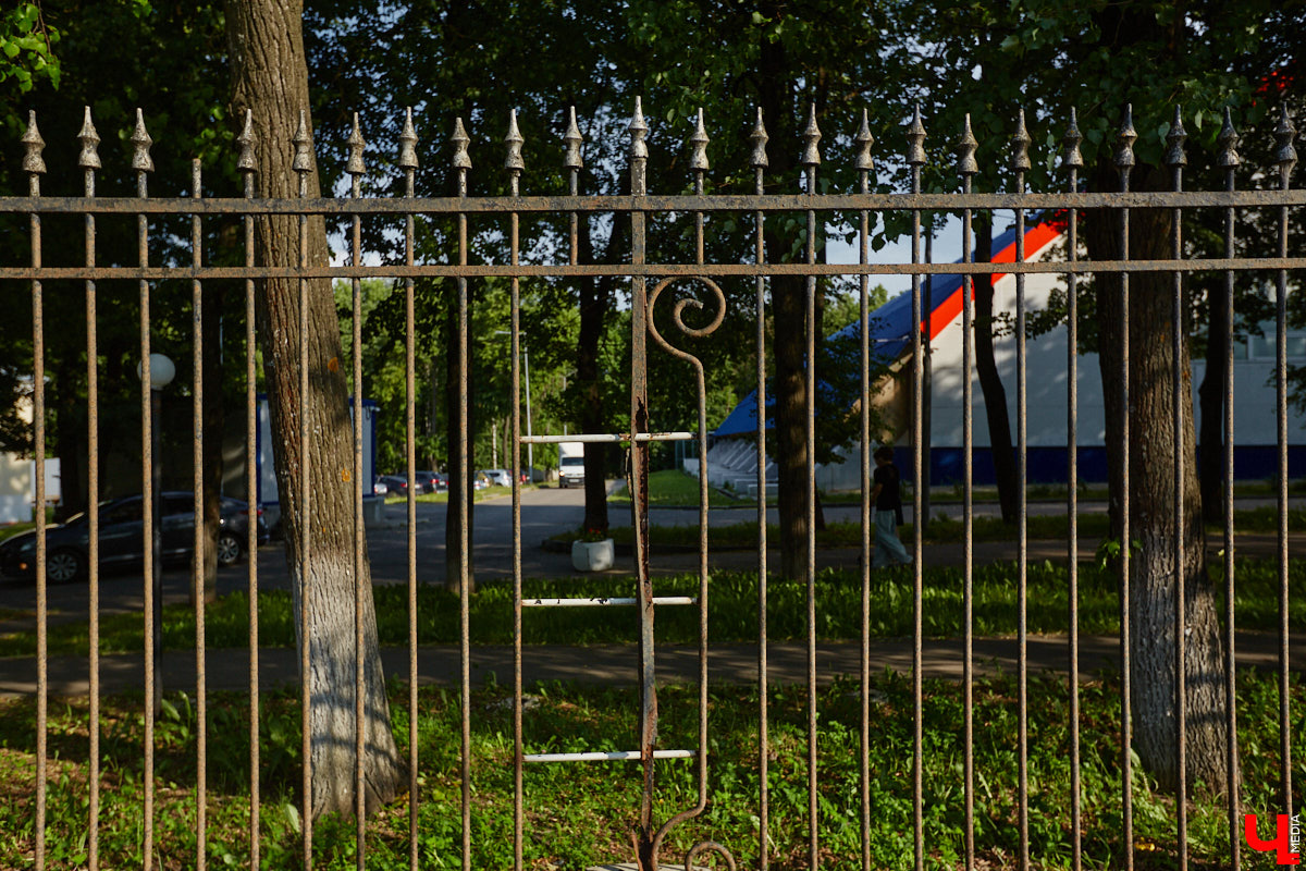 Лихорадкой повсеместного «озаборивания» Владимир кое-как переболел. Железных барьеров стало меньше. Теперь стоит обратить внимание на исторических стражей города, покрытых ржавчиной и утративших былой лоск. Разбираемся, какие ограды давно нуждаются в реставрации.