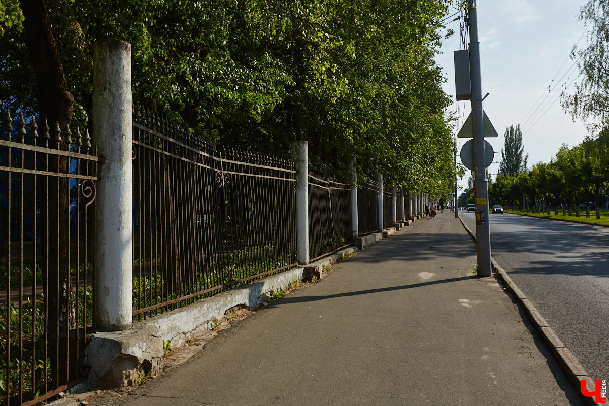 Лихорадкой повсеместного «озаборивания» Владимир кое-как переболел. Железных барьеров стало меньше. Теперь стоит обратить внимание на исторических стражей города, покрытых ржавчиной и утративших былой лоск. Разбираемся, какие ограды давно нуждаются в реставрации.
