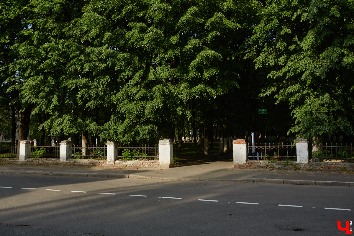 Лихорадкой повсеместного «озаборивания» Владимир кое-как переболел. Железных барьеров стало меньше. Теперь стоит обратить внимание на исторических стражей города, покрытых ржавчиной и утративших былой лоск. Разбираемся, какие ограды давно нуждаются в реставрации.