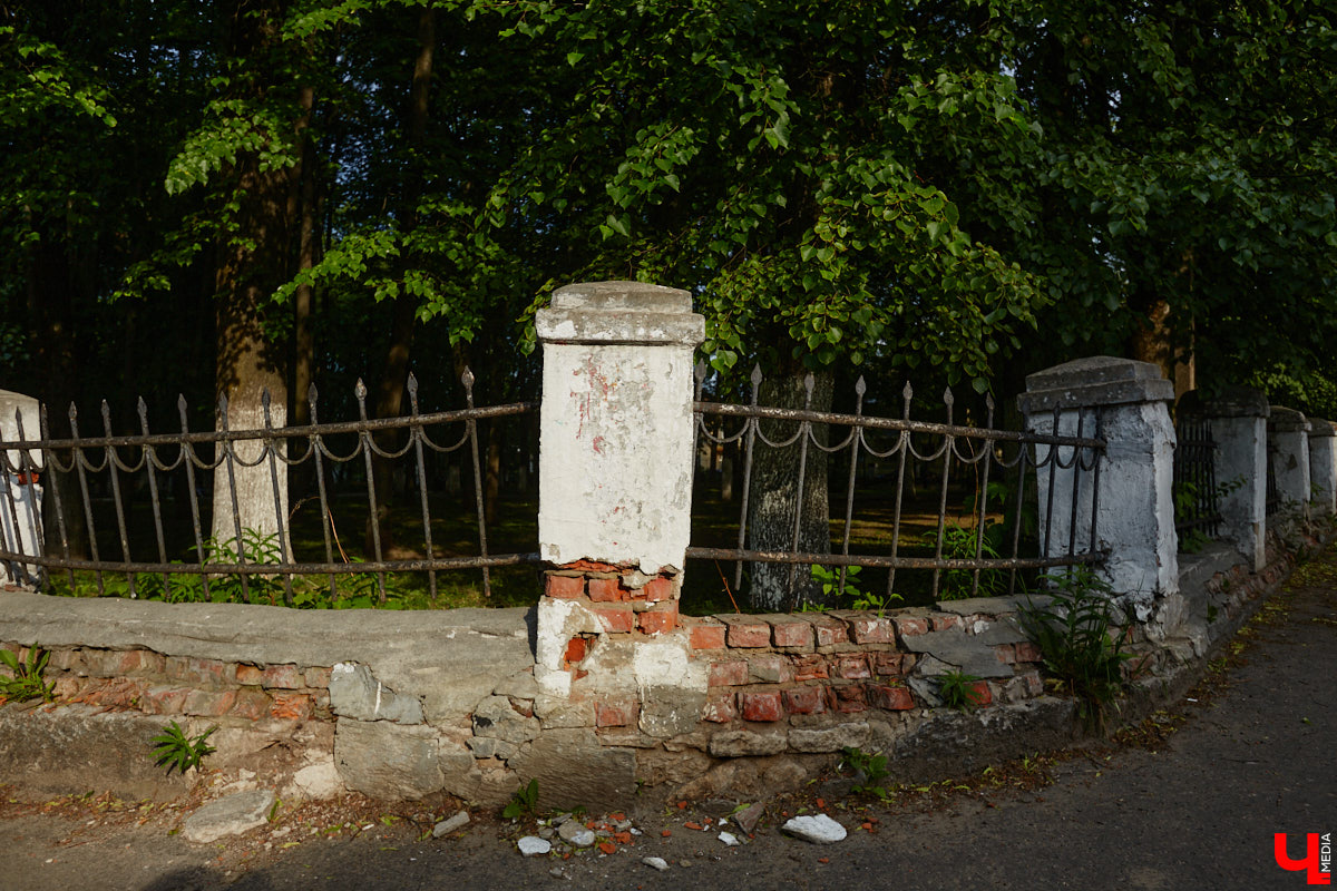 Лихорадкой повсеместного «озаборивания» Владимир кое-как переболел. Железных барьеров стало меньше. Теперь стоит обратить внимание на исторических стражей города, покрытых ржавчиной и утративших былой лоск. Разбираемся, какие ограды давно нуждаются в реставрации.