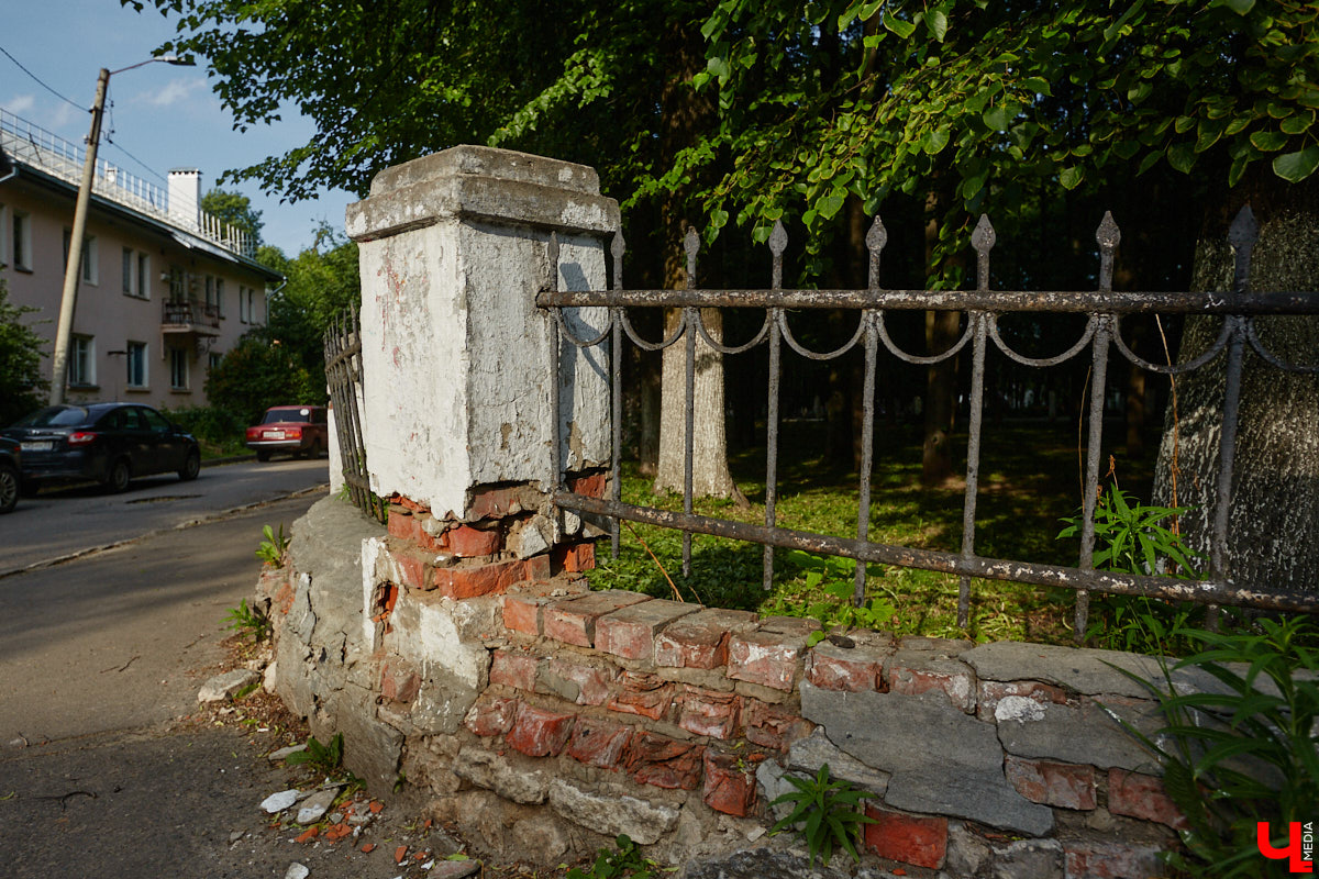 Лихорадкой повсеместного «озаборивания» Владимир кое-как переболел. Железных барьеров стало меньше. Теперь стоит обратить внимание на исторических стражей города, покрытых ржавчиной и утративших былой лоск. Разбираемся, какие ограды давно нуждаются в реставрации.