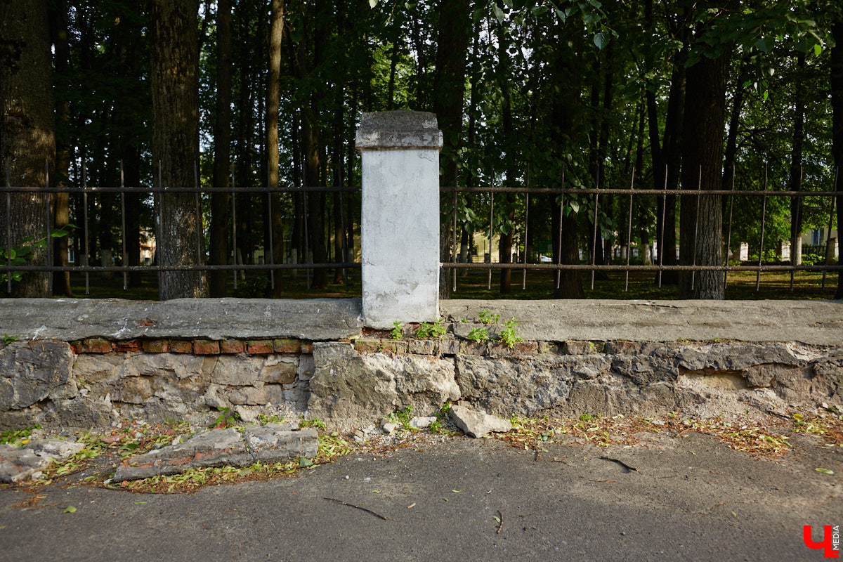 Лихорадкой повсеместного «озаборивания» Владимир кое-как переболел. Железных барьеров стало меньше. Теперь стоит обратить внимание на исторических стражей города, покрытых ржавчиной и утративших былой лоск. Разбираемся, какие ограды давно нуждаются в реставрации.