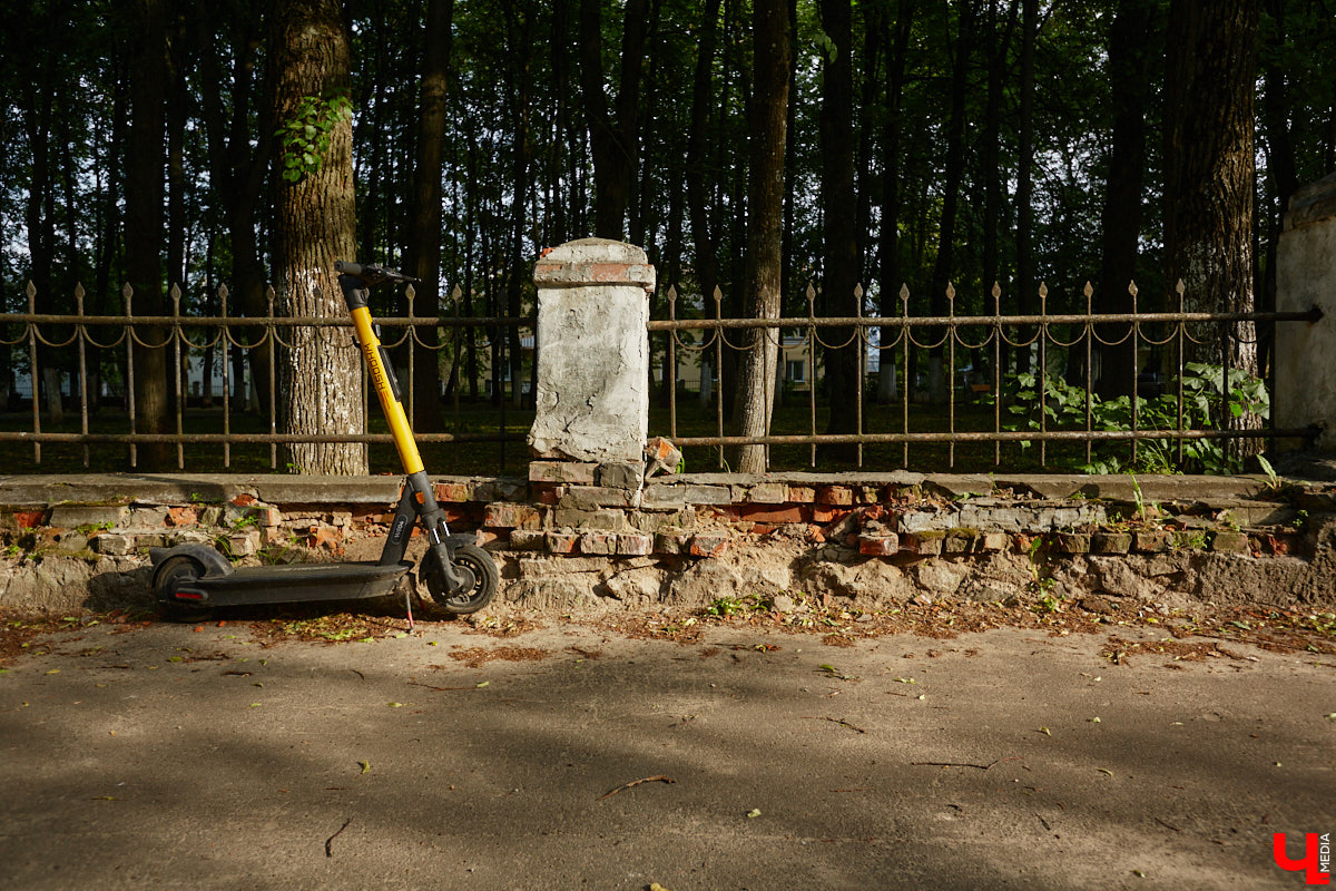 Лихорадкой повсеместного «озаборивания» Владимир кое-как переболел. Железных барьеров стало меньше. Теперь стоит обратить внимание на исторических стражей города, покрытых ржавчиной и утративших былой лоск. Разбираемся, какие ограды давно нуждаются в реставрации.