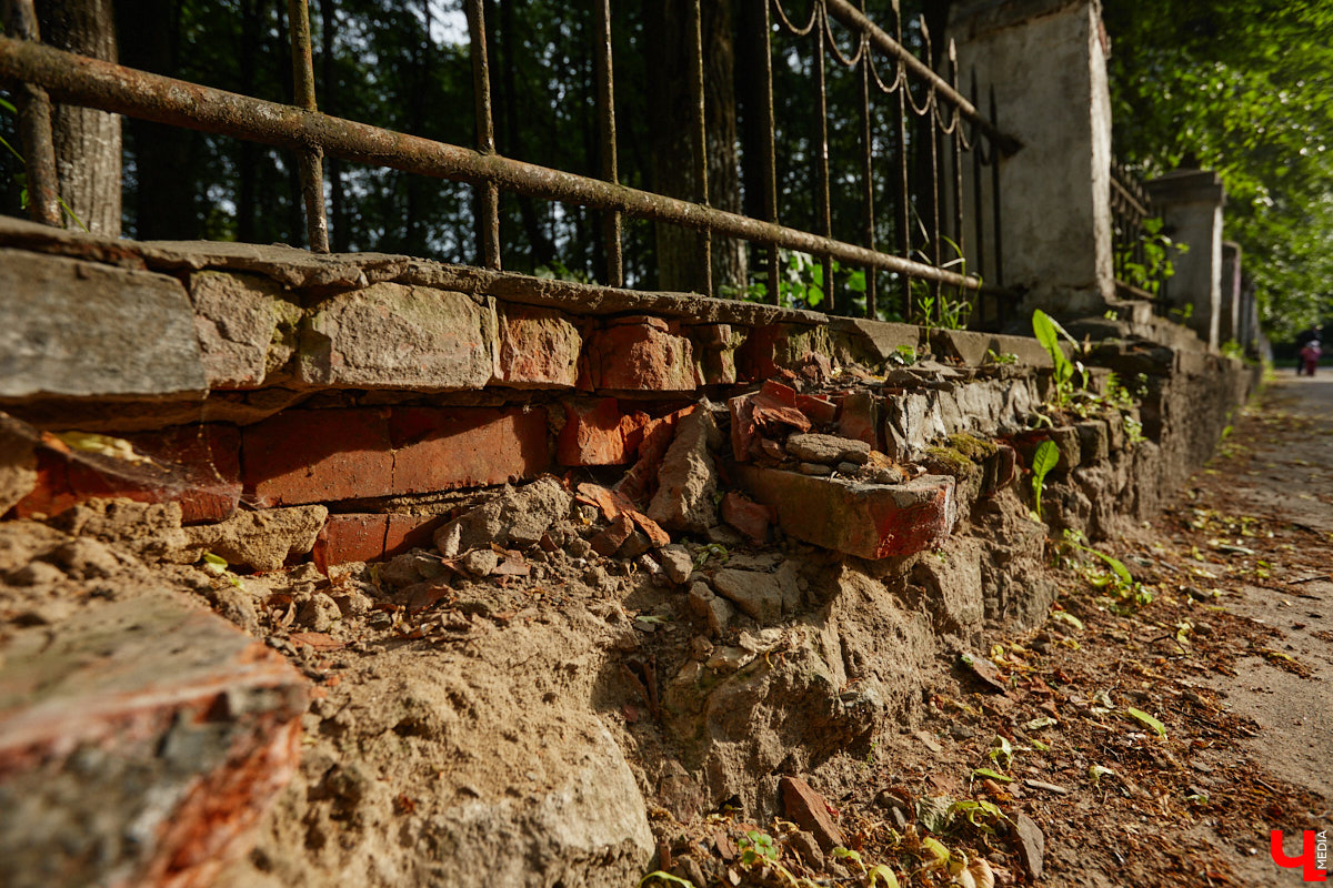 Лихорадкой повсеместного «озаборивания» Владимир кое-как переболел. Железных барьеров стало меньше. Теперь стоит обратить внимание на исторических стражей города, покрытых ржавчиной и утративших былой лоск. Разбираемся, какие ограды давно нуждаются в реставрации.