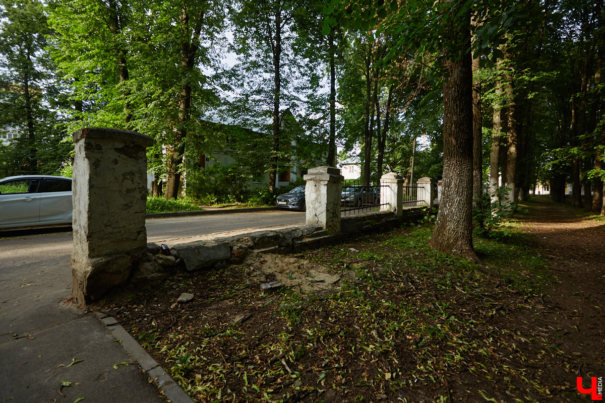 Лихорадкой повсеместного «озаборивания» Владимир кое-как переболел. Железных барьеров стало меньше. Теперь стоит обратить внимание на исторических стражей города, покрытых ржавчиной и утративших былой лоск. Разбираемся, какие ограды давно нуждаются в реставрации.