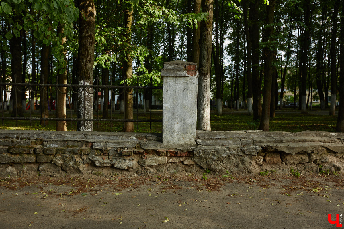 Лихорадкой повсеместного «озаборивания» Владимир кое-как переболел. Железных барьеров стало меньше. Теперь стоит обратить внимание на исторических стражей города, покрытых ржавчиной и утративших былой лоск. Разбираемся, какие ограды давно нуждаются в реставрации.