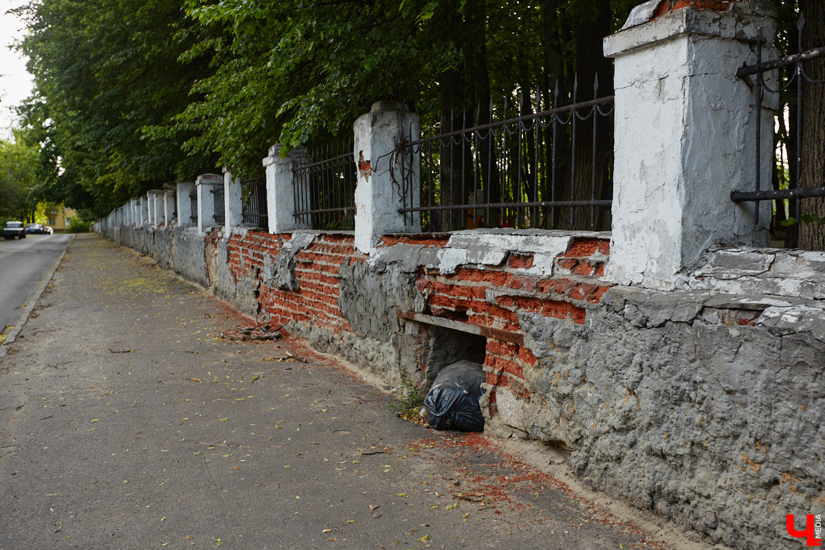 Лихорадкой повсеместного «озаборивания» Владимир кое-как переболел. Железных барьеров стало меньше. Теперь стоит обратить внимание на исторических стражей города, покрытых ржавчиной и утративших былой лоск. Разбираемся, какие ограды давно нуждаются в реставрации.