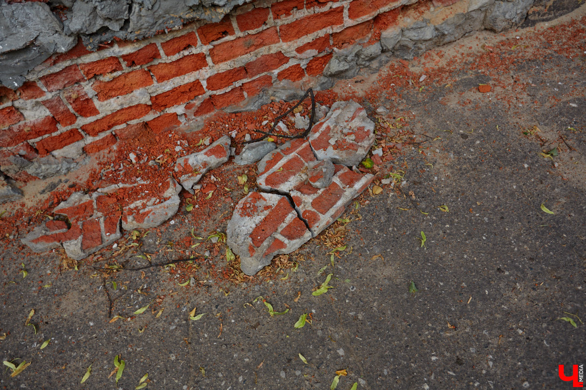 Лихорадкой повсеместного «озаборивания» Владимир кое-как переболел. Железных барьеров стало меньше. Теперь стоит обратить внимание на исторических стражей города, покрытых ржавчиной и утративших былой лоск. Разбираемся, какие ограды давно нуждаются в реставрации.