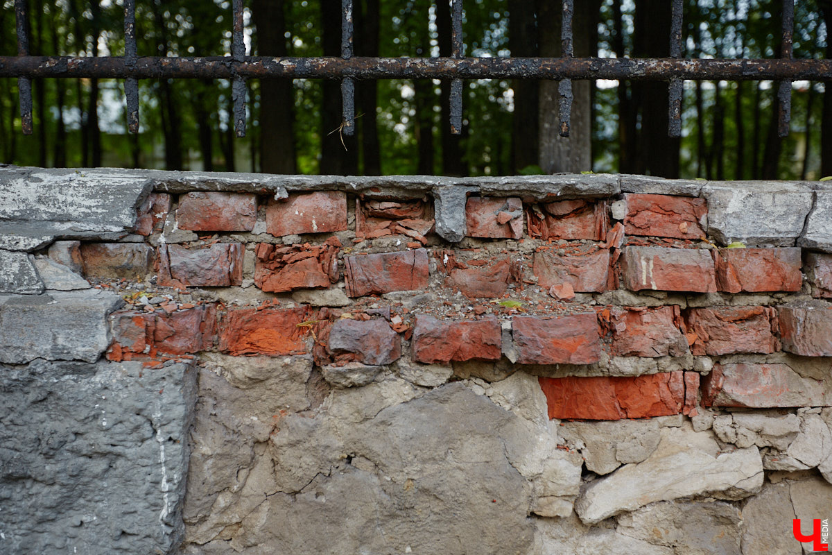 Лихорадкой повсеместного «озаборивания» Владимир кое-как переболел. Железных барьеров стало меньше. Теперь стоит обратить внимание на исторических стражей города, покрытых ржавчиной и утративших былой лоск. Разбираемся, какие ограды давно нуждаются в реставрации.