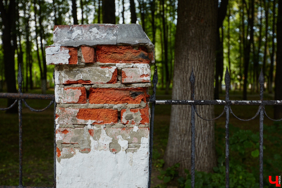 Лихорадкой повсеместного «озаборивания» Владимир кое-как переболел. Железных барьеров стало меньше. Теперь стоит обратить внимание на исторических стражей города, покрытых ржавчиной и утративших былой лоск. Разбираемся, какие ограды давно нуждаются в реставрации.