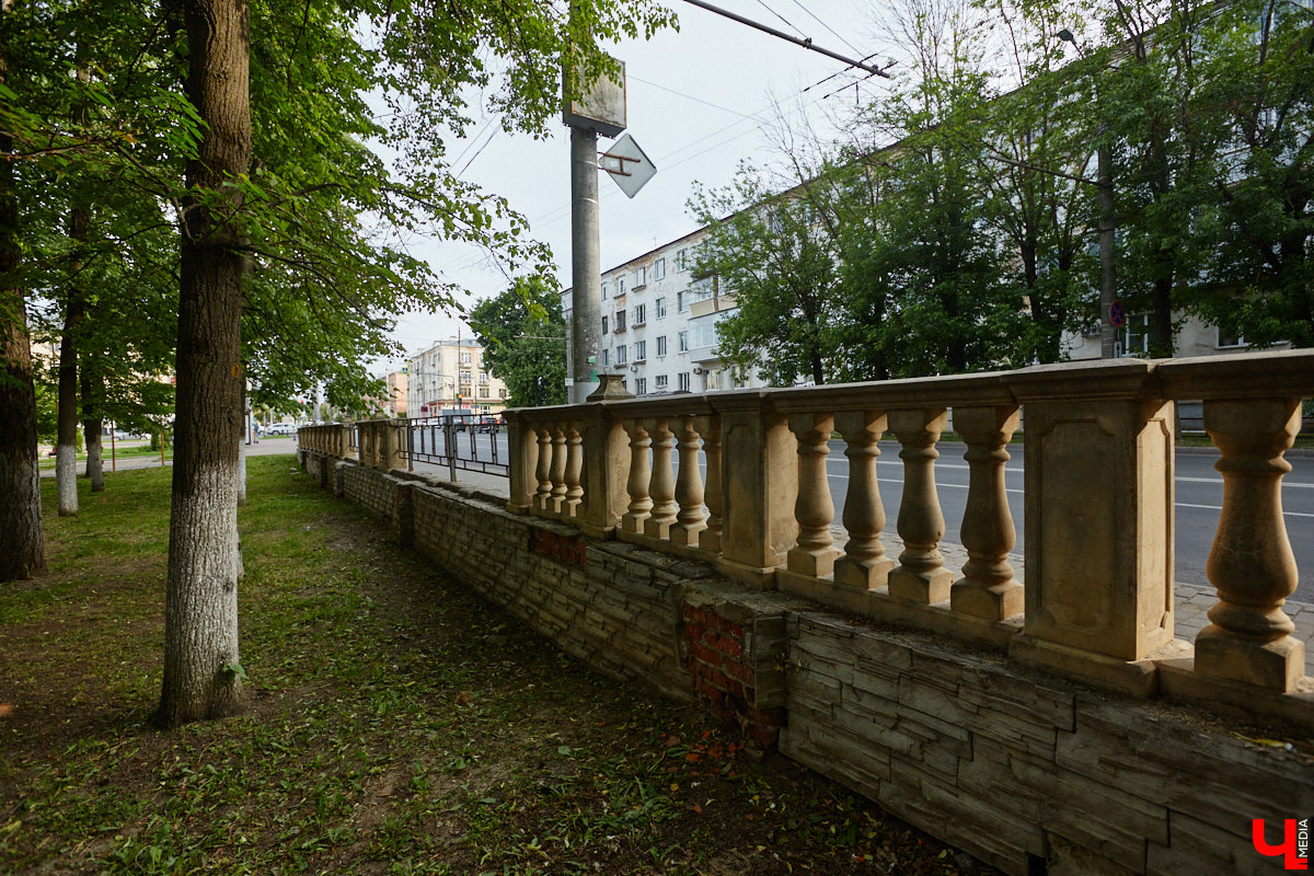 Лихорадкой повсеместного «озаборивания» Владимир кое-как переболел. Железных барьеров стало меньше. Теперь стоит обратить внимание на исторических стражей города, покрытых ржавчиной и утративших былой лоск. Разбираемся, какие ограды давно нуждаются в реставрации.