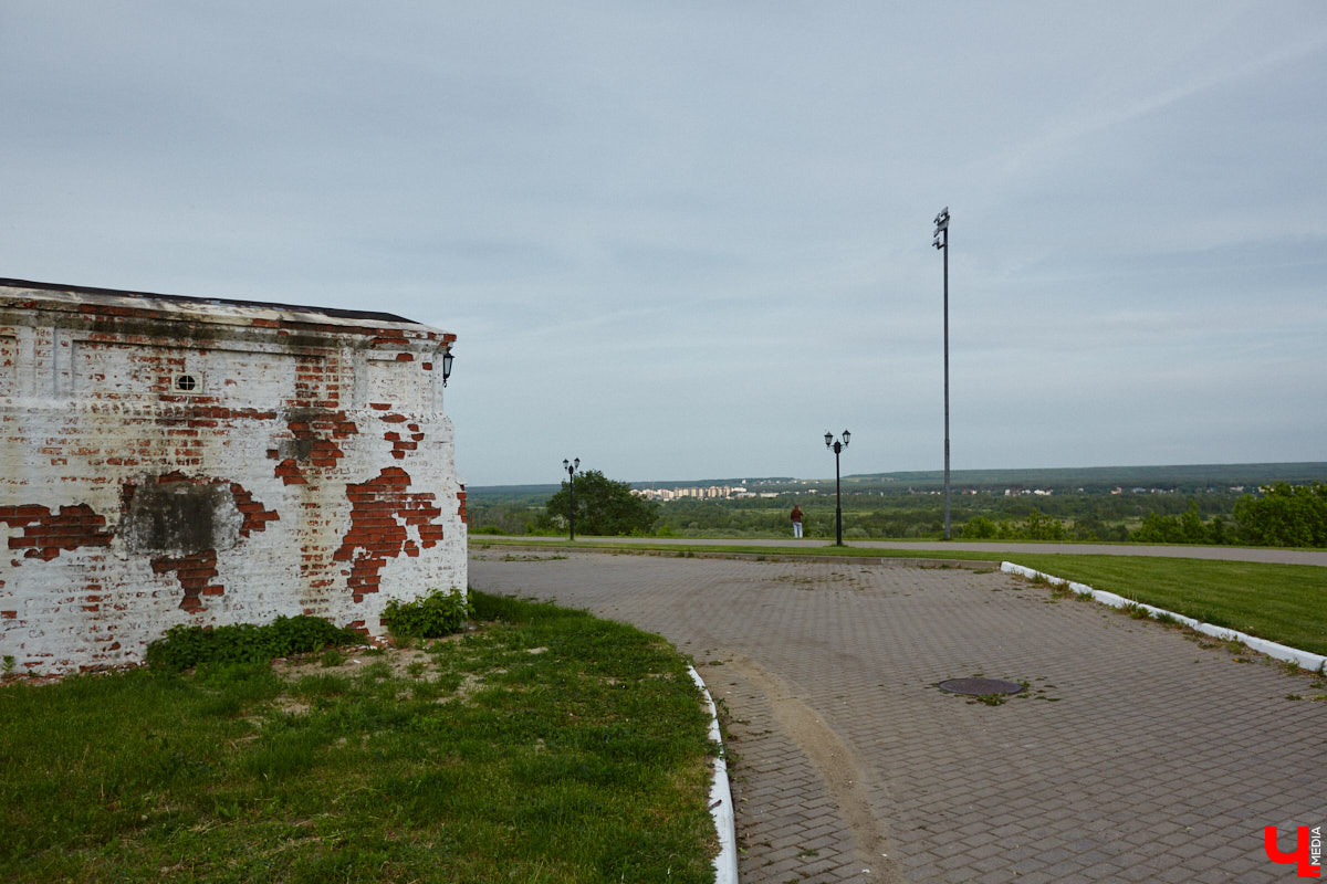 Лихорадкой повсеместного «озаборивания» Владимир кое-как переболел. Железных барьеров стало меньше. Теперь стоит обратить внимание на исторических стражей города, покрытых ржавчиной и утративших былой лоск. Разбираемся, какие ограды давно нуждаются в реставрации.