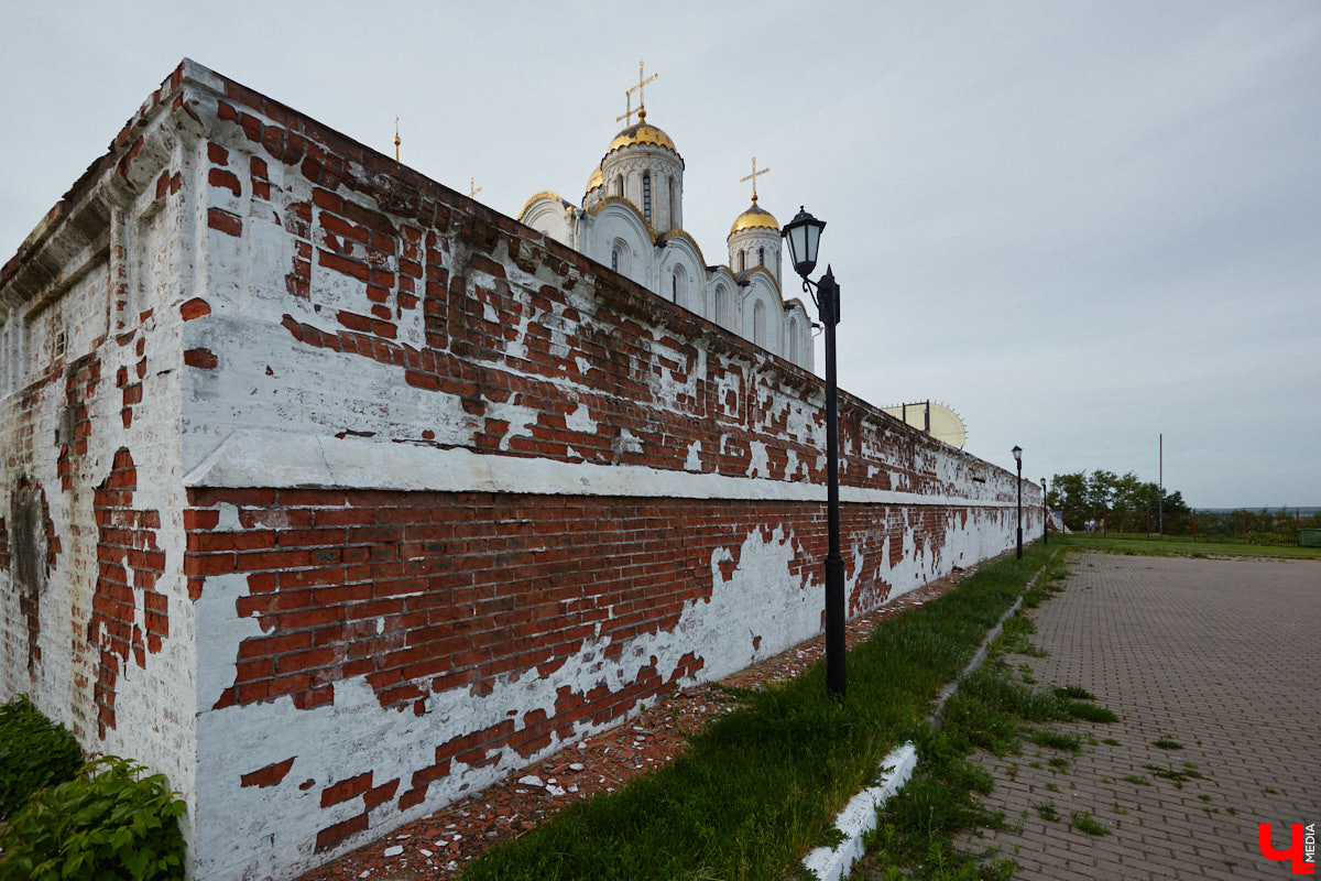 Лихорадкой повсеместного «озаборивания» Владимир кое-как переболел. Железных барьеров стало меньше. Теперь стоит обратить внимание на исторических стражей города, покрытых ржавчиной и утративших былой лоск. Разбираемся, какие ограды давно нуждаются в реставрации.