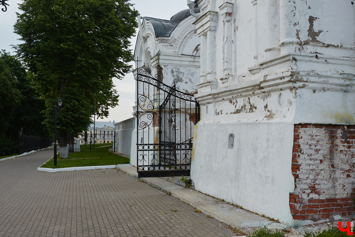 Лихорадкой повсеместного «озаборивания» Владимир кое-как переболел. Железных барьеров стало меньше. Теперь стоит обратить внимание на исторических стражей города, покрытых ржавчиной и утративших былой лоск. Разбираемся, какие ограды давно нуждаются в реставрации.