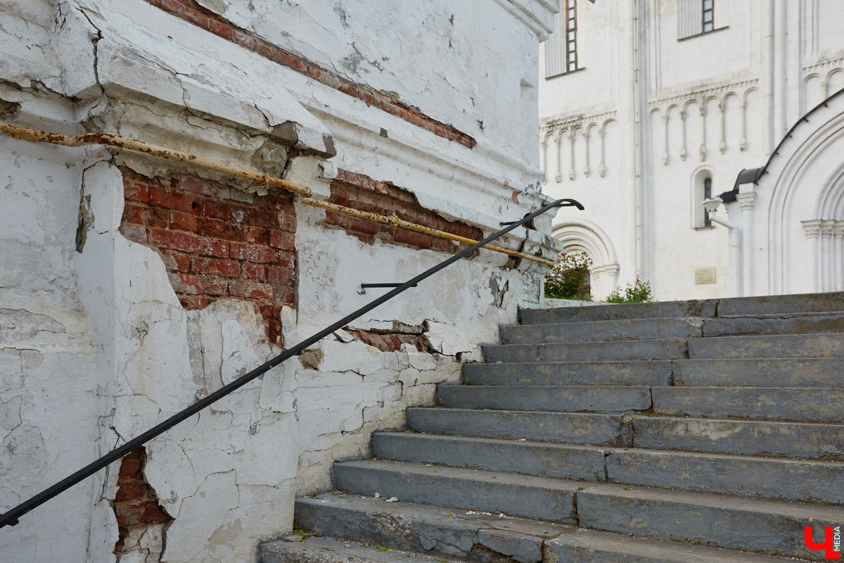 Лихорадкой повсеместного «озаборивания» Владимир кое-как переболел. Железных барьеров стало меньше. Теперь стоит обратить внимание на исторических стражей города, покрытых ржавчиной и утративших былой лоск. Разбираемся, какие ограды давно нуждаются в реставрации.
