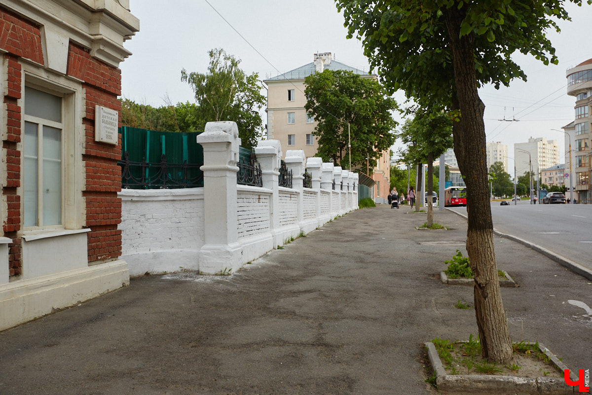 Лихорадкой повсеместного «озаборивания» Владимир кое-как переболел. Железных барьеров стало меньше. Теперь стоит обратить внимание на исторических стражей города, покрытых ржавчиной и утративших былой лоск. Разбираемся, какие ограды давно нуждаются в реставрации.