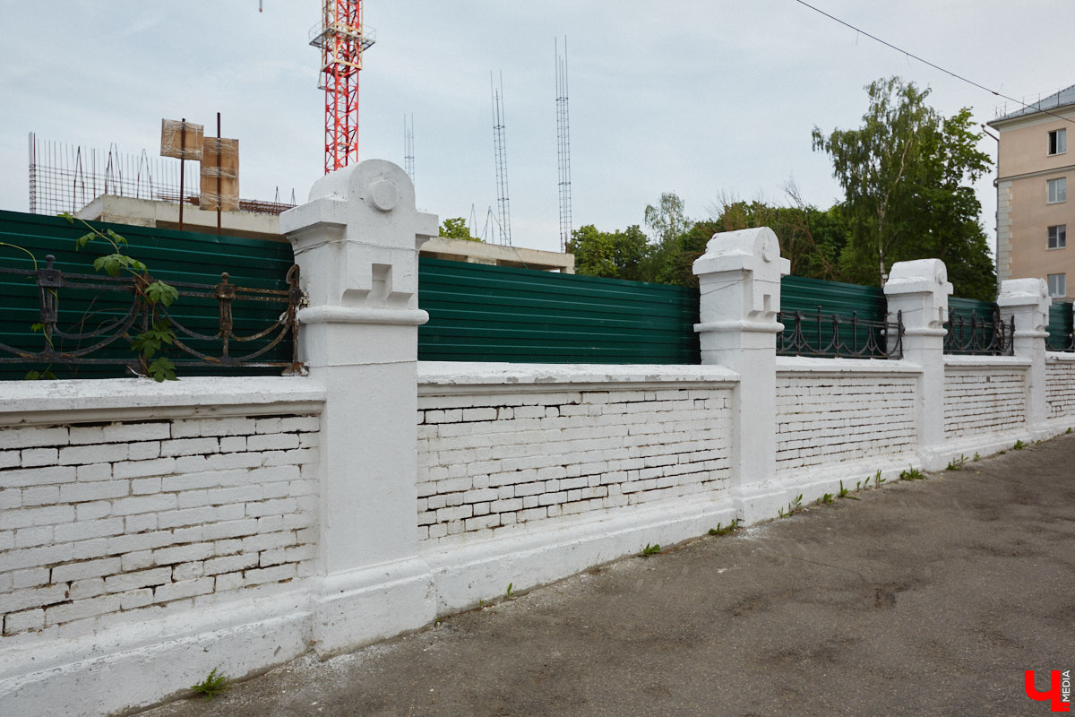 Лихорадкой повсеместного «озаборивания» Владимир кое-как переболел. Железных барьеров стало меньше. Теперь стоит обратить внимание на исторических стражей города, покрытых ржавчиной и утративших былой лоск. Разбираемся, какие ограды давно нуждаются в реставрации.