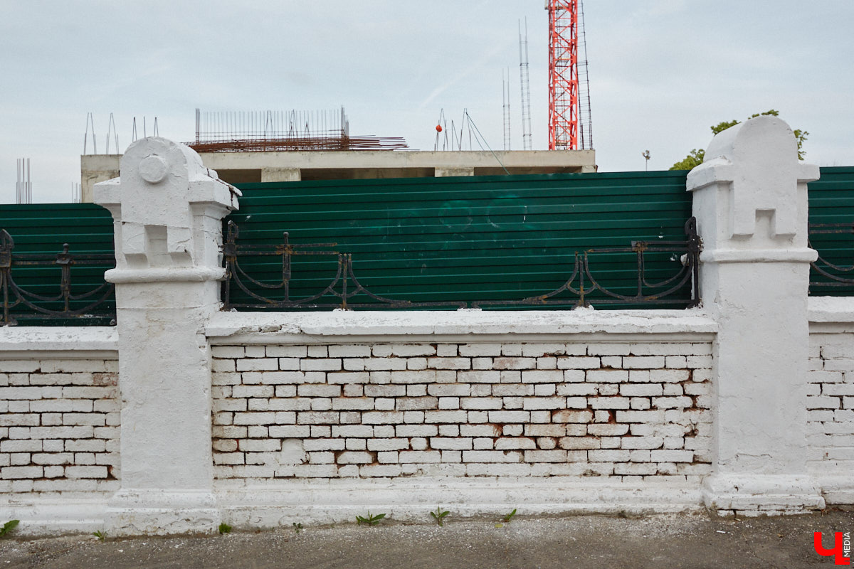 Лихорадкой повсеместного «озаборивания» Владимир кое-как переболел. Железных барьеров стало меньше. Теперь стоит обратить внимание на исторических стражей города, покрытых ржавчиной и утративших былой лоск. Разбираемся, какие ограды давно нуждаются в реставрации.