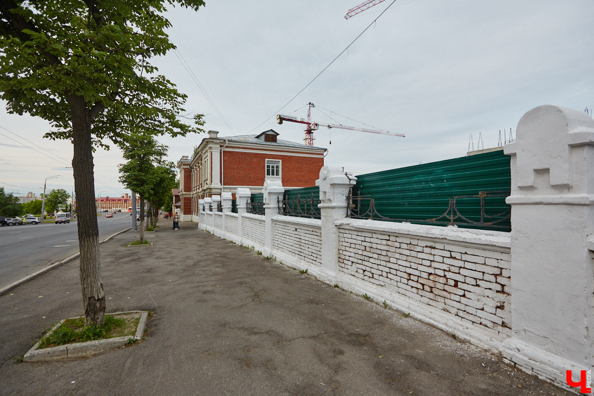 Лихорадкой повсеместного «озаборивания» Владимир кое-как переболел. Железных барьеров стало меньше. Теперь стоит обратить внимание на исторических стражей города, покрытых ржавчиной и утративших былой лоск. Разбираемся, какие ограды давно нуждаются в реставрации.