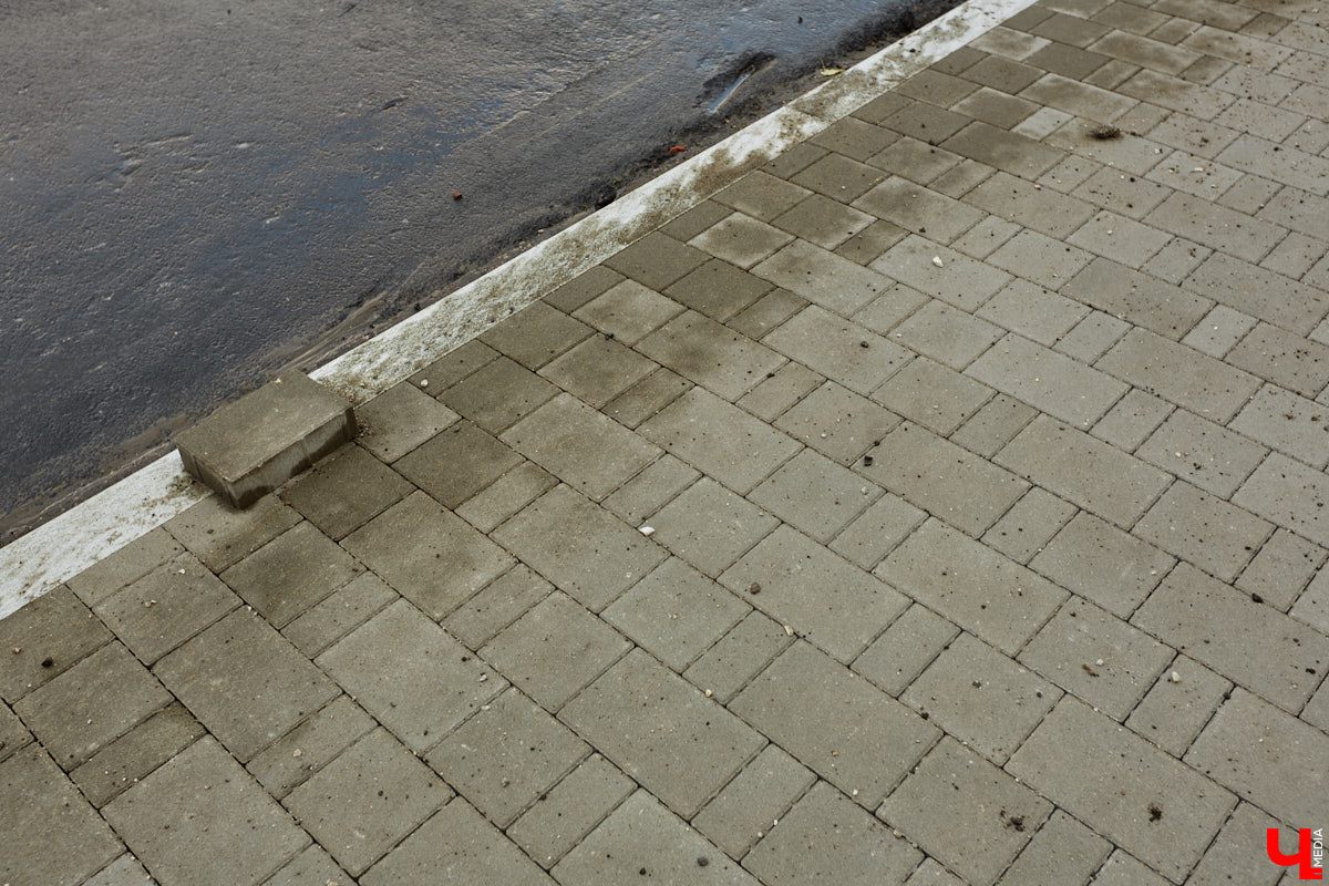 Во Владимире продолжается сезон дорожных работ, и сейчас все внимание приковано к центру города. Ремонтные бригады трудятся на улицах Девической и Дворянской. И если в первом случае сдать объект обещают раньше намеченного срока, то во втором возможны задержки. Почему, разобрался «Ключ-Медиа».