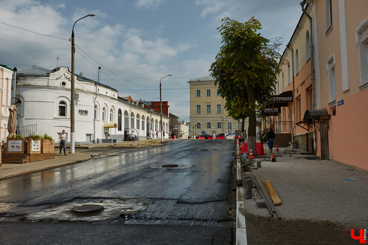 Во Владимире продолжается сезон дорожных работ, и сейчас все внимание приковано к центру города. Ремонтные бригады трудятся на улицах Девической и Дворянской. И если в первом случае сдать объект обещают раньше намеченного срока, то во втором возможны задержки. Почему, разобрался «Ключ-Медиа».
