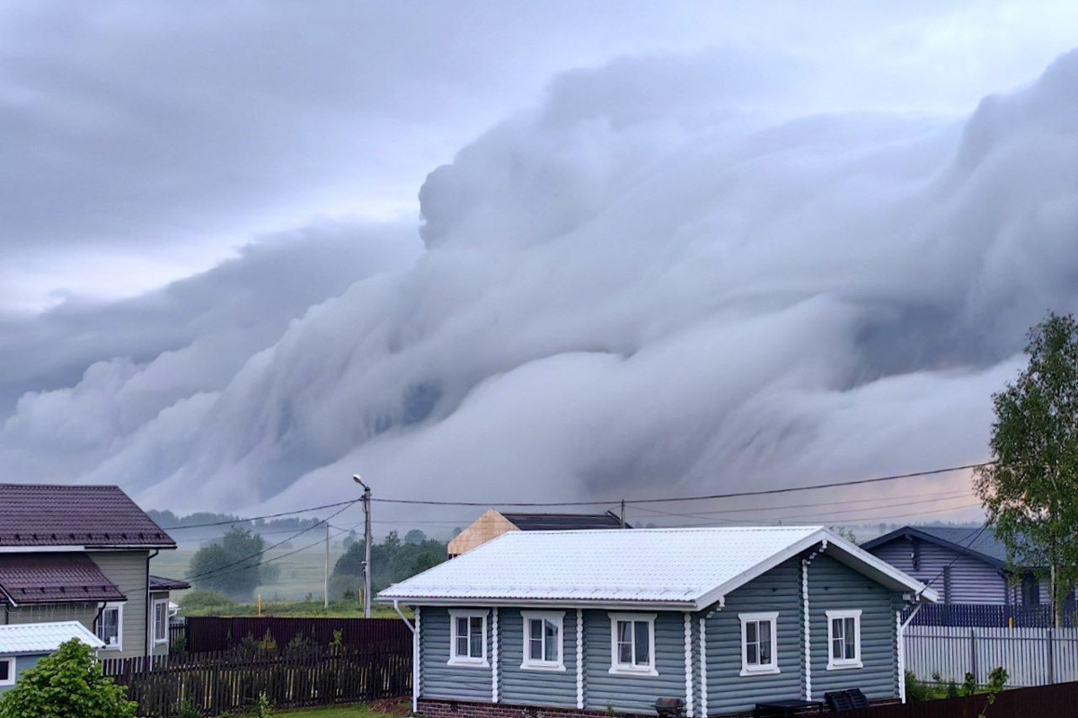 Первые дни лета уже история, и получилась она занимательной. Жители региона успели почувствовать себя в тропиках, насладиться жарой и слегка испугаться раскатов грома. Зато в объектив фотографов попали грозовый воротник и редкое клубничное полнолуние. Самые красивые снимки ищите в нашей подборке!
