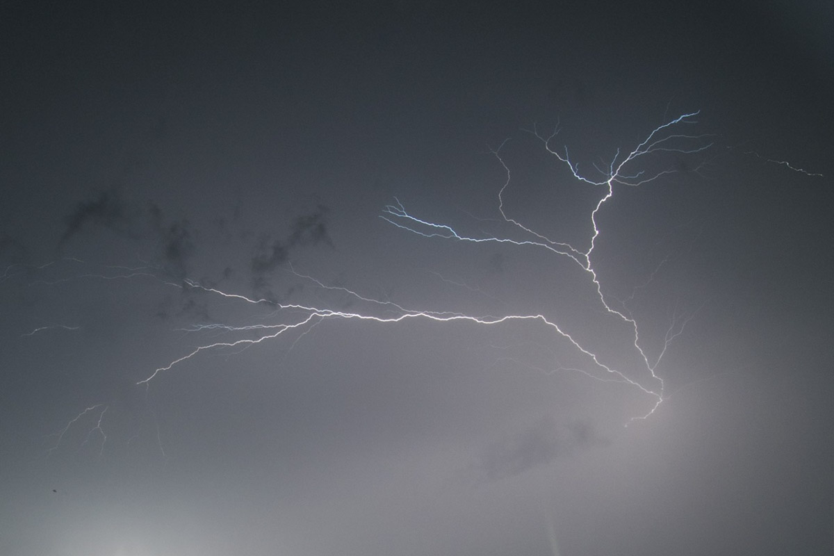 Первые дни лета уже история, и получилась она занимательной. Жители региона успели почувствовать себя в тропиках, насладиться жарой и слегка испугаться раскатов грома. Зато в объектив фотографов попали грозовый воротник и редкое клубничное полнолуние. Самые красивые снимки ищите в нашей подборке!