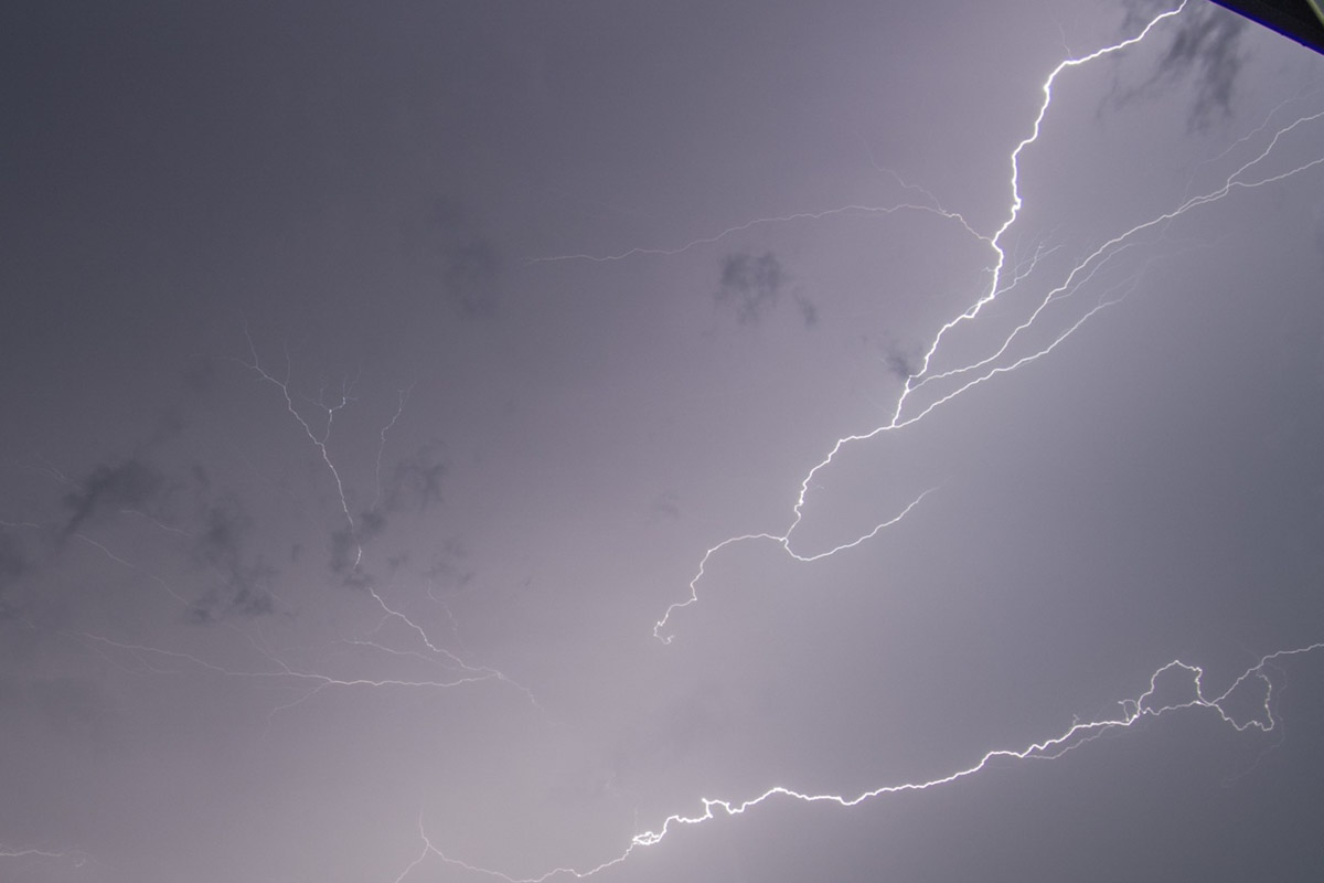 Первые дни лета уже история, и получилась она занимательной. Жители региона успели почувствовать себя в тропиках, насладиться жарой и слегка испугаться раскатов грома. Зато в объектив фотографов попали грозовый воротник и редкое клубничное полнолуние. Самые красивые снимки ищите в нашей подборке!