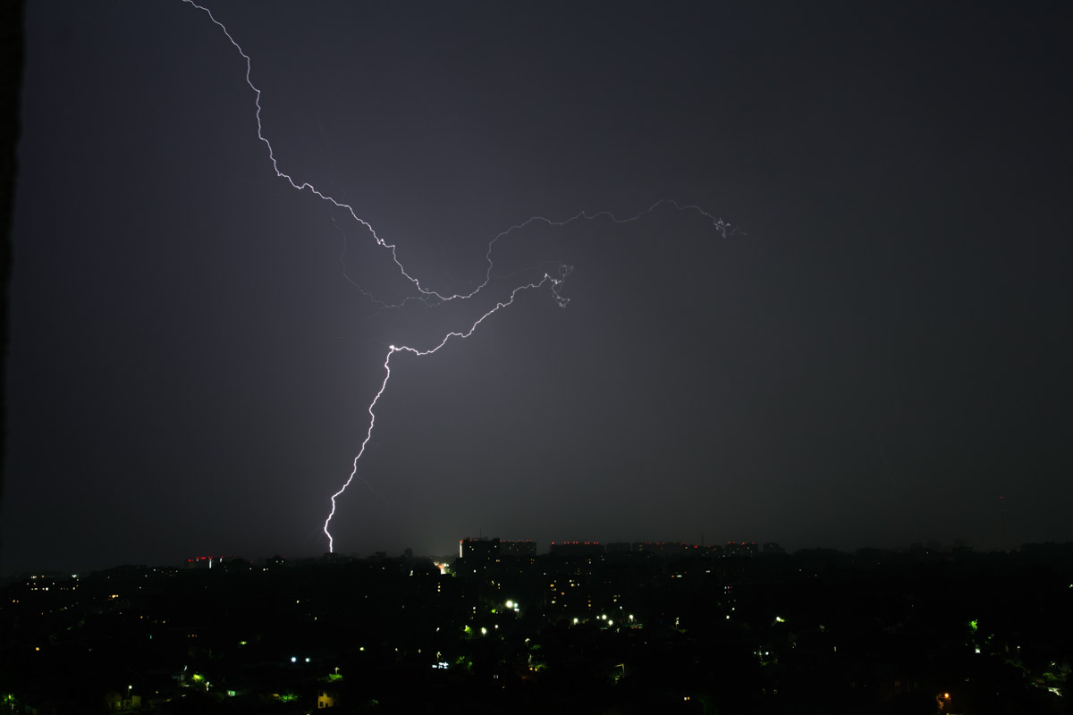 Первые дни лета уже история, и получилась она занимательной. Жители региона успели почувствовать себя в тропиках, насладиться жарой и слегка испугаться раскатов грома. Зато в объектив фотографов попали грозовый воротник и редкое клубничное полнолуние. Самые красивые снимки ищите в нашей подборке!