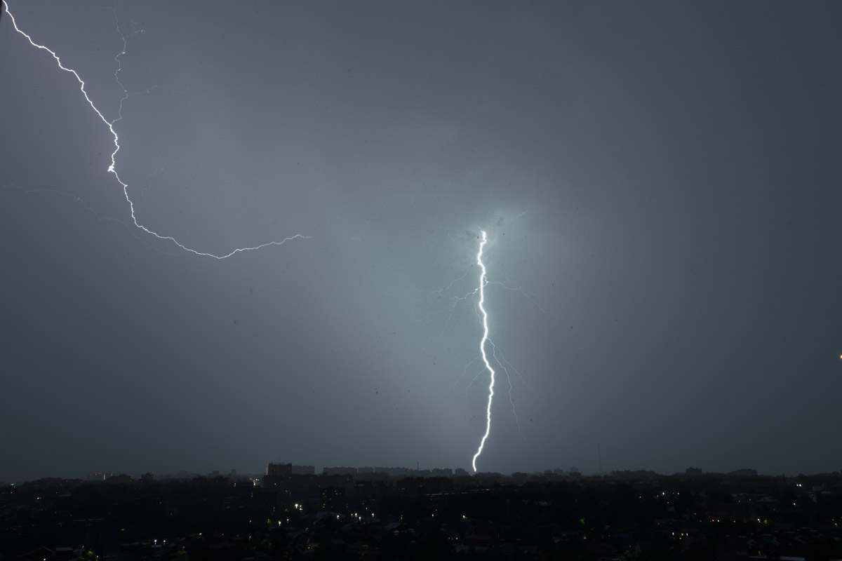 Первые дни лета уже история, и получилась она занимательной. Жители региона успели почувствовать себя в тропиках, насладиться жарой и слегка испугаться раскатов грома. Зато в объектив фотографов попали грозовый воротник и редкое клубничное полнолуние. Самые красивые снимки ищите в нашей подборке!