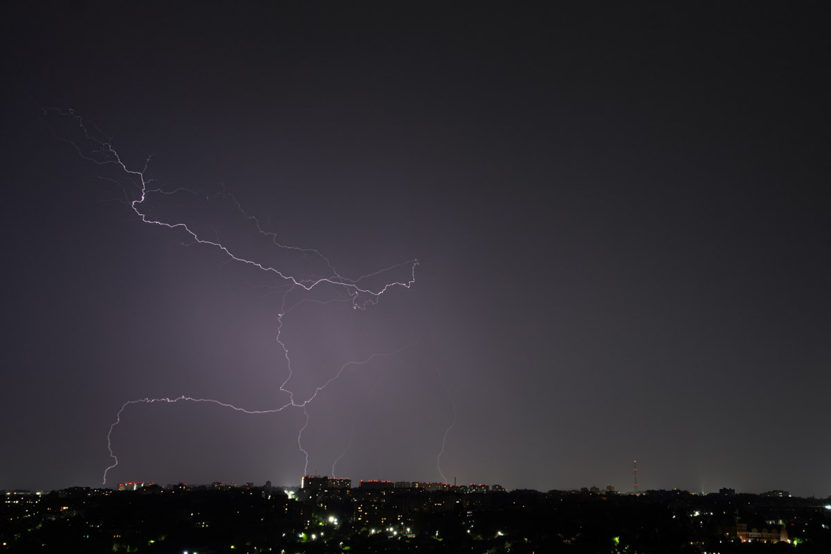 Первые дни лета уже история, и получилась она занимательной. Жители региона успели почувствовать себя в тропиках, насладиться жарой и слегка испугаться раскатов грома. Зато в объектив фотографов попали грозовый воротник и редкое клубничное полнолуние. Самые красивые снимки ищите в нашей подборке!