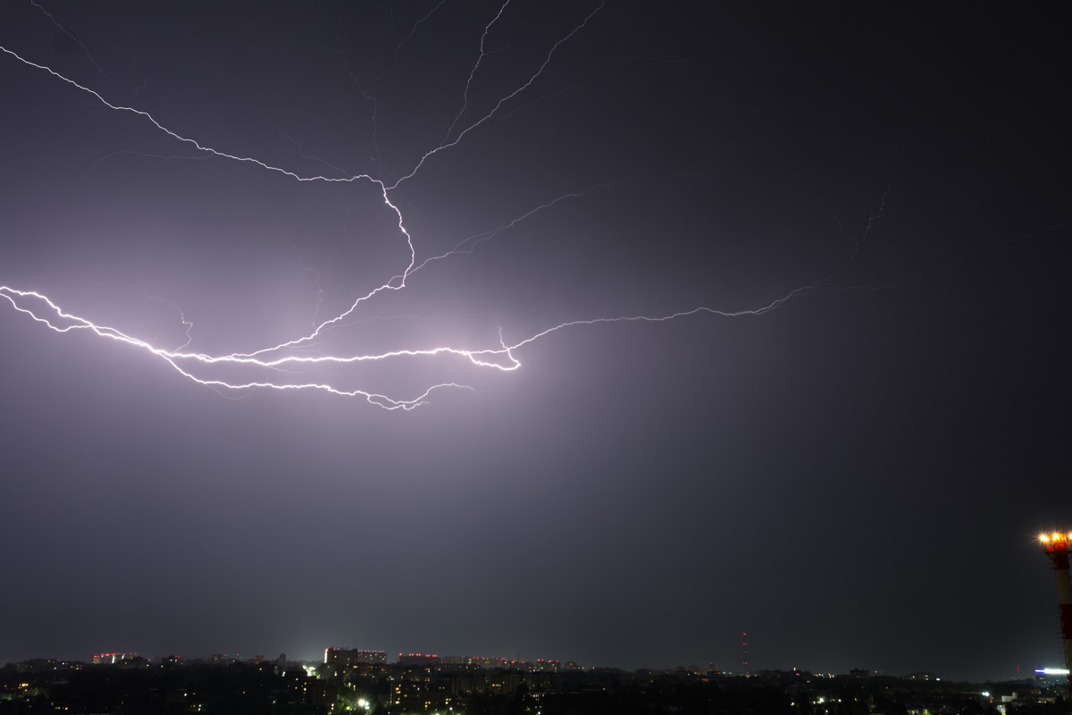 Первые дни лета уже история, и получилась она занимательной. Жители региона успели почувствовать себя в тропиках, насладиться жарой и слегка испугаться раскатов грома. Зато в объектив фотографов попали грозовый воротник и редкое клубничное полнолуние. Самые красивые снимки ищите в нашей подборке!