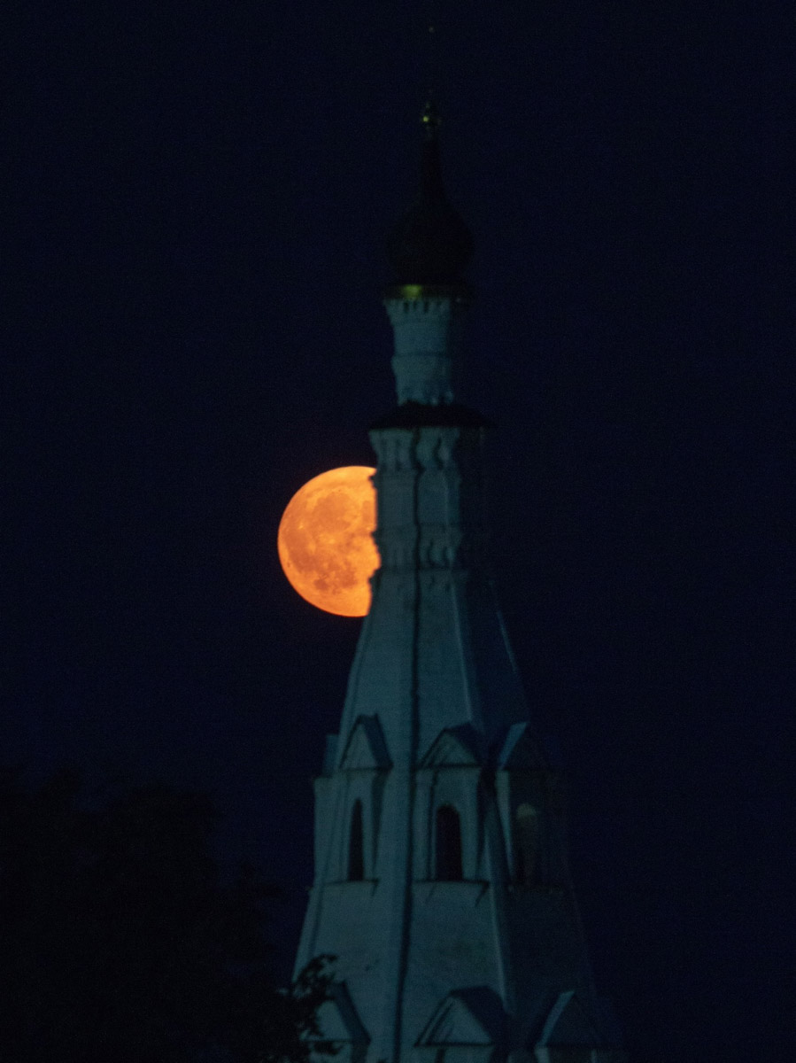 Первые дни лета уже история, и получилась она занимательной. Жители региона успели почувствовать себя в тропиках, насладиться жарой и слегка испугаться раскатов грома. Зато в объектив фотографов попали грозовый воротник и редкое клубничное полнолуние. Самые красивые снимки ищите в нашей подборке!