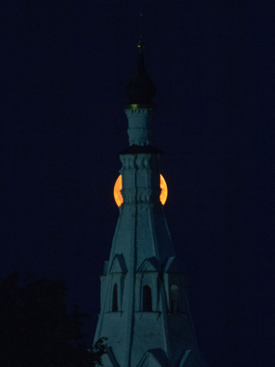 Первые дни лета уже история, и получилась она занимательной. Жители региона успели почувствовать себя в тропиках, насладиться жарой и слегка испугаться раскатов грома. Зато в объектив фотографов попали грозовый воротник и редкое клубничное полнолуние. Самые красивые снимки ищите в нашей подборке!