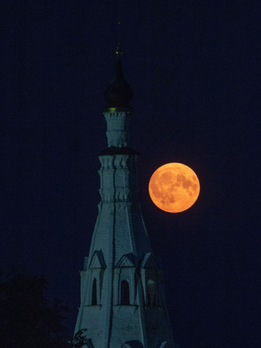 Первые дни лета уже история, и получилась она занимательной. Жители региона успели почувствовать себя в тропиках, насладиться жарой и слегка испугаться раскатов грома. Зато в объектив фотографов попали грозовый воротник и редкое клубничное полнолуние. Самые красивые снимки ищите в нашей подборке!